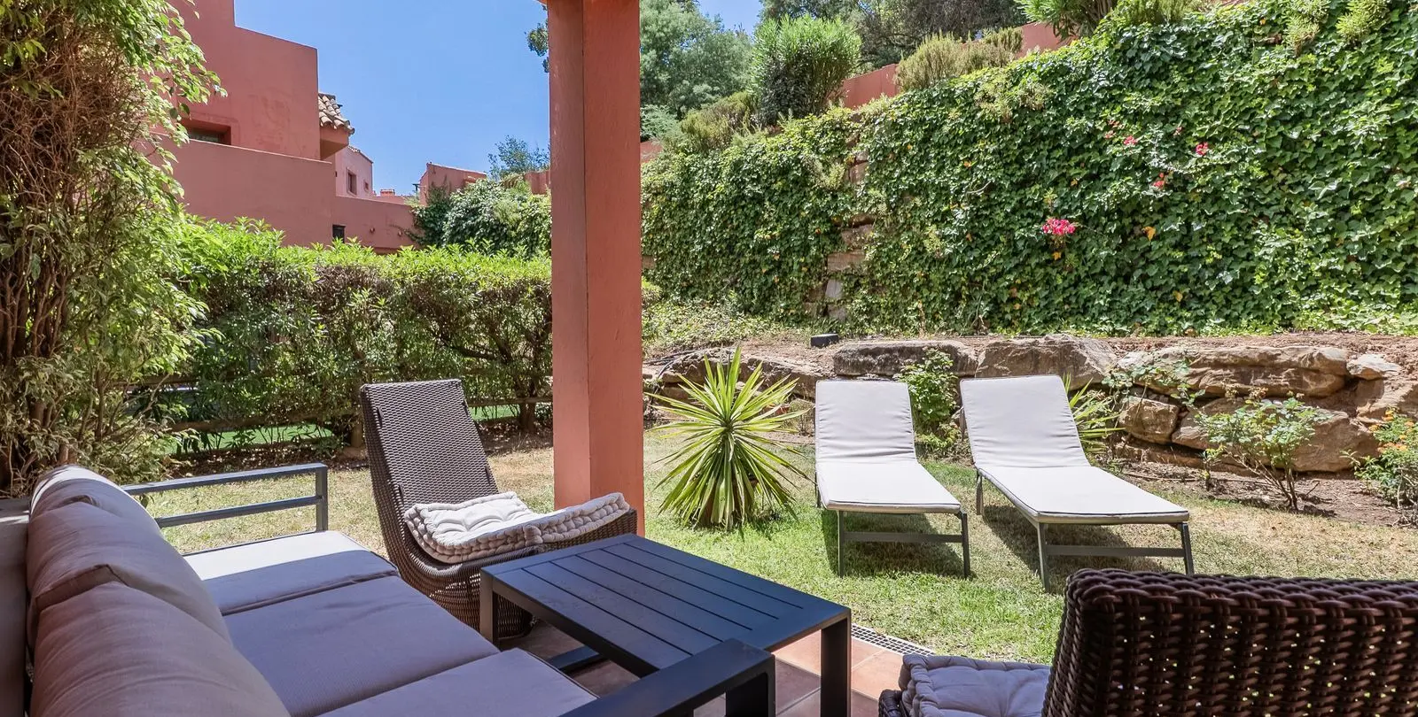 Sale of middle floor apartment in La Mairena 32