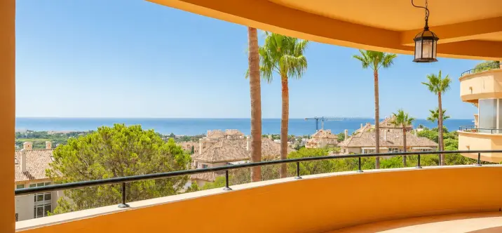 Sale of middle floor apartment in Elviria 0