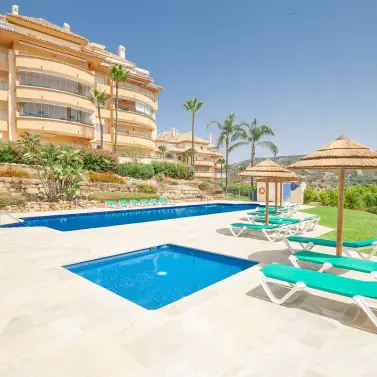 Sale of middle floor apartment in Elviria