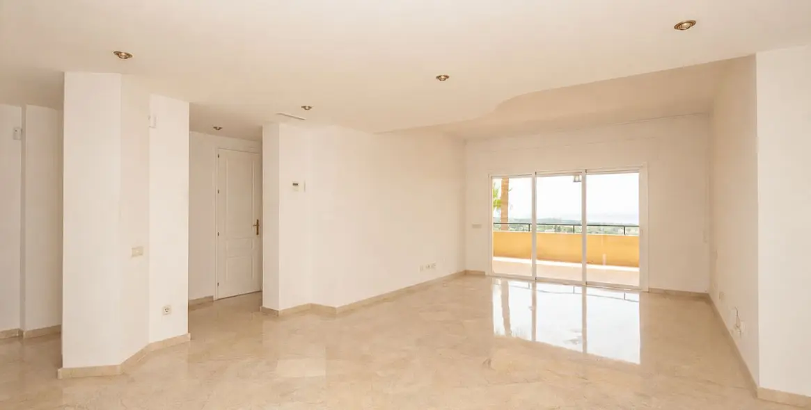 Venta de apartamento en planta media en Elviria 3