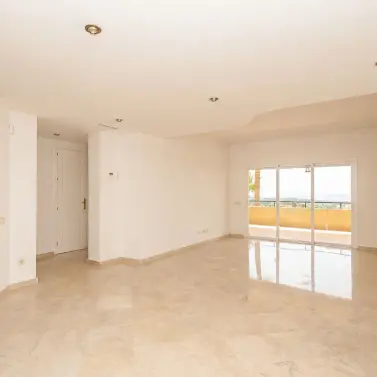 Sale of middle floor apartment in Elviria