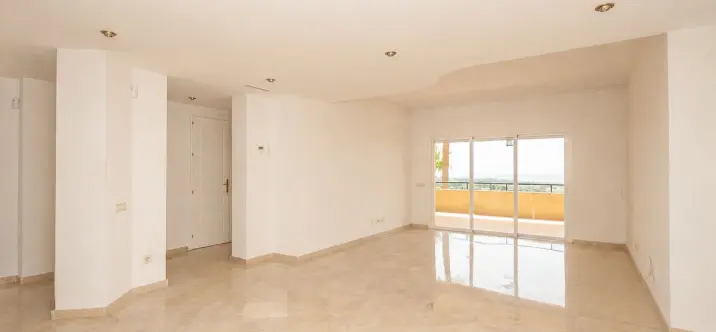 Sale of middle floor apartment in Elviria 2