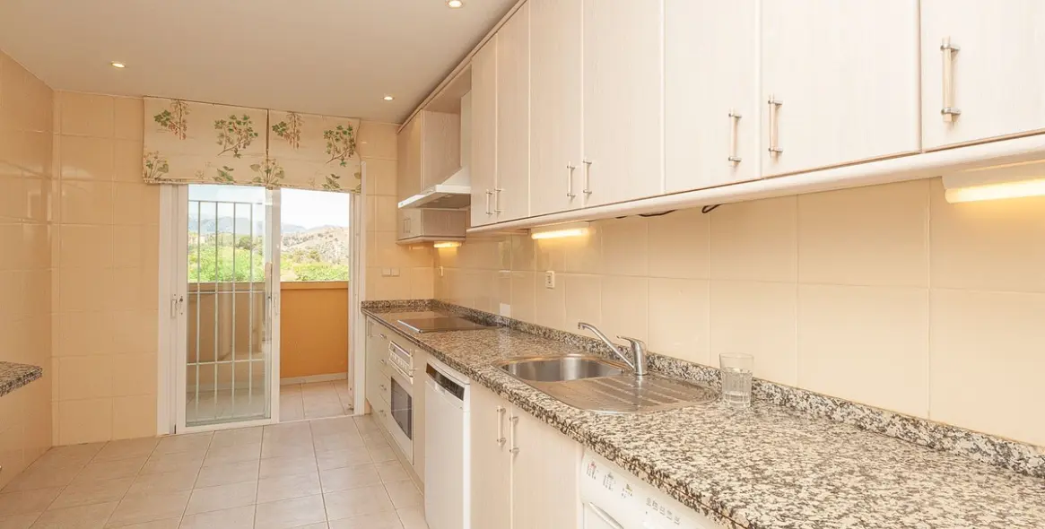 Venta de apartamento en planta media en Elviria 4