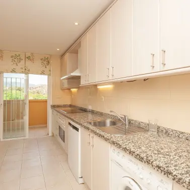 Sale of middle floor apartment in Elviria