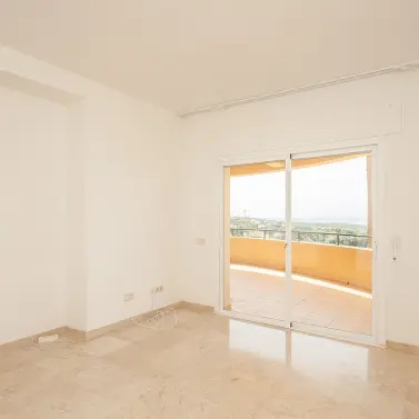 Sale of middle floor apartment in Elviria