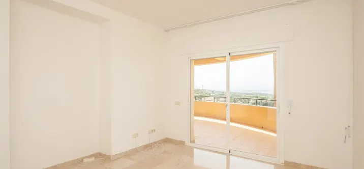 Sale of middle floor apartment in Elviria 4