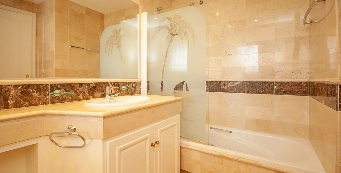 Venta de apartamento en planta media en Elviria 8
