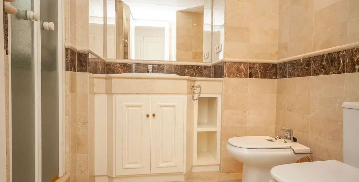 Venta de apartamento en planta media en Elviria 10