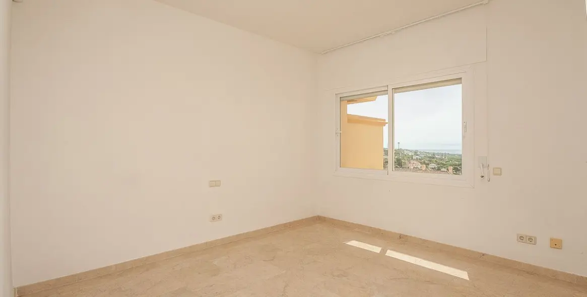 Venta de apartamento en planta media en Elviria 13