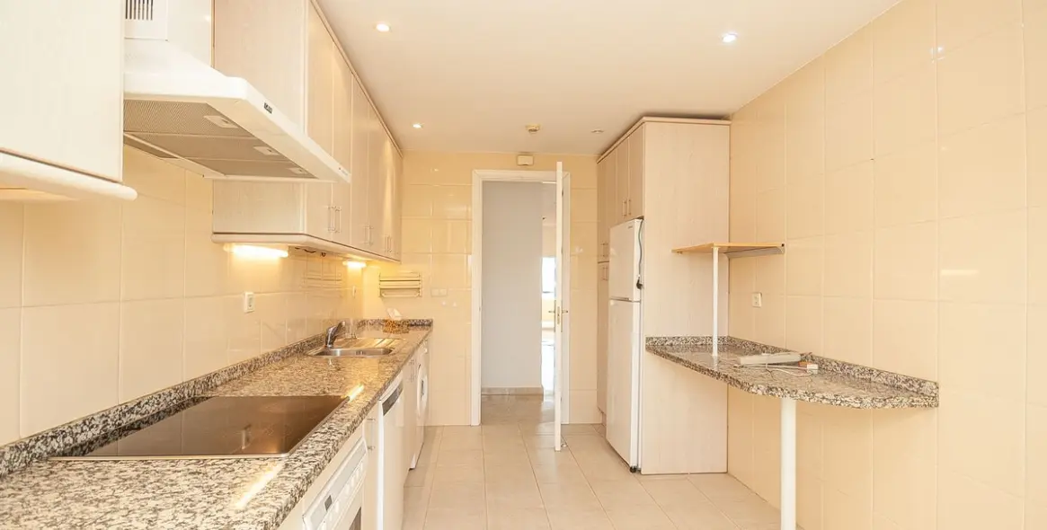 Venta de apartamento en planta media en Elviria 15