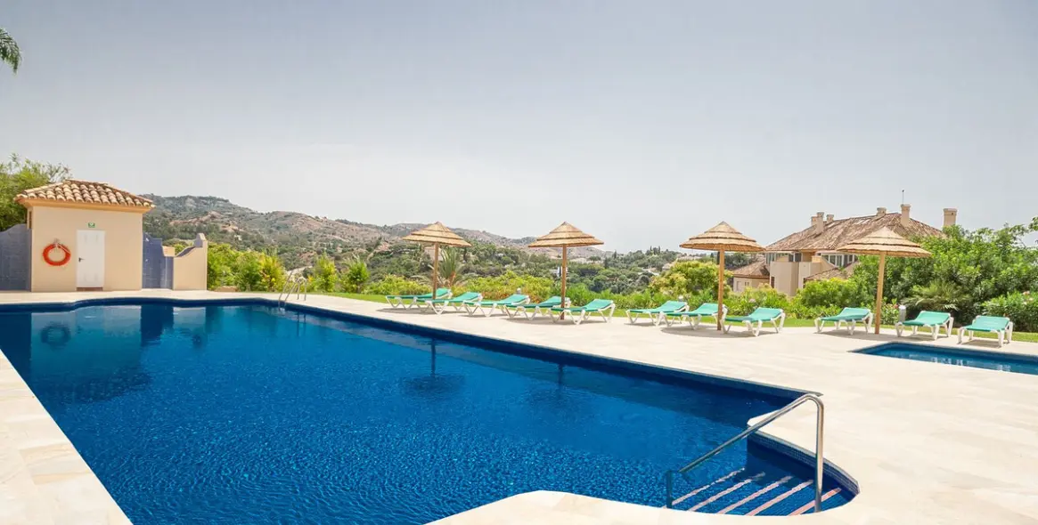Venta de apartamento en planta media en Elviria 16