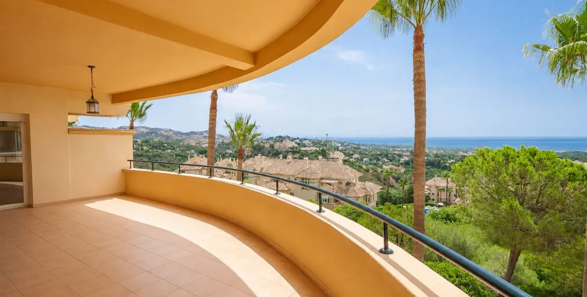 Venta de apartamento en planta media en Elviria 17