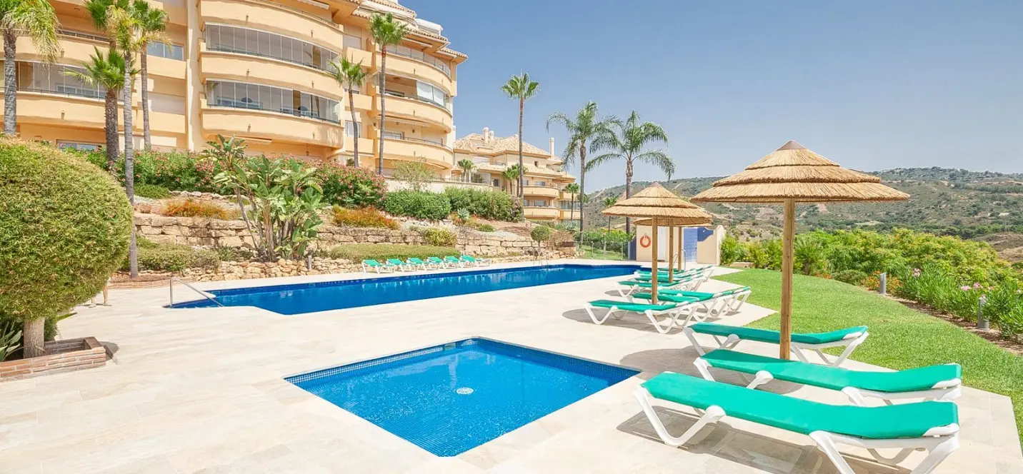 Sale of middle floor apartment in Elviria 1