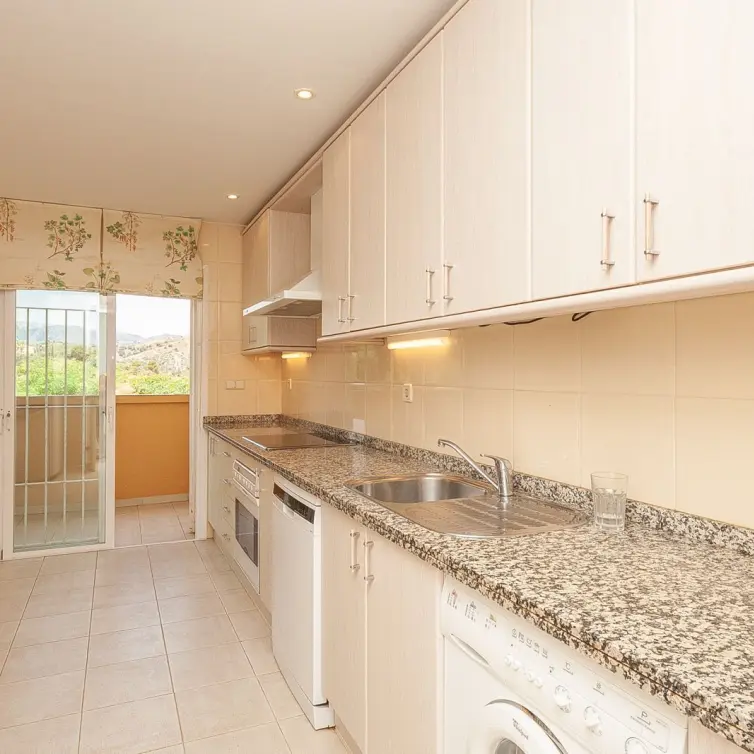Sale of middle floor apartment in Elviria