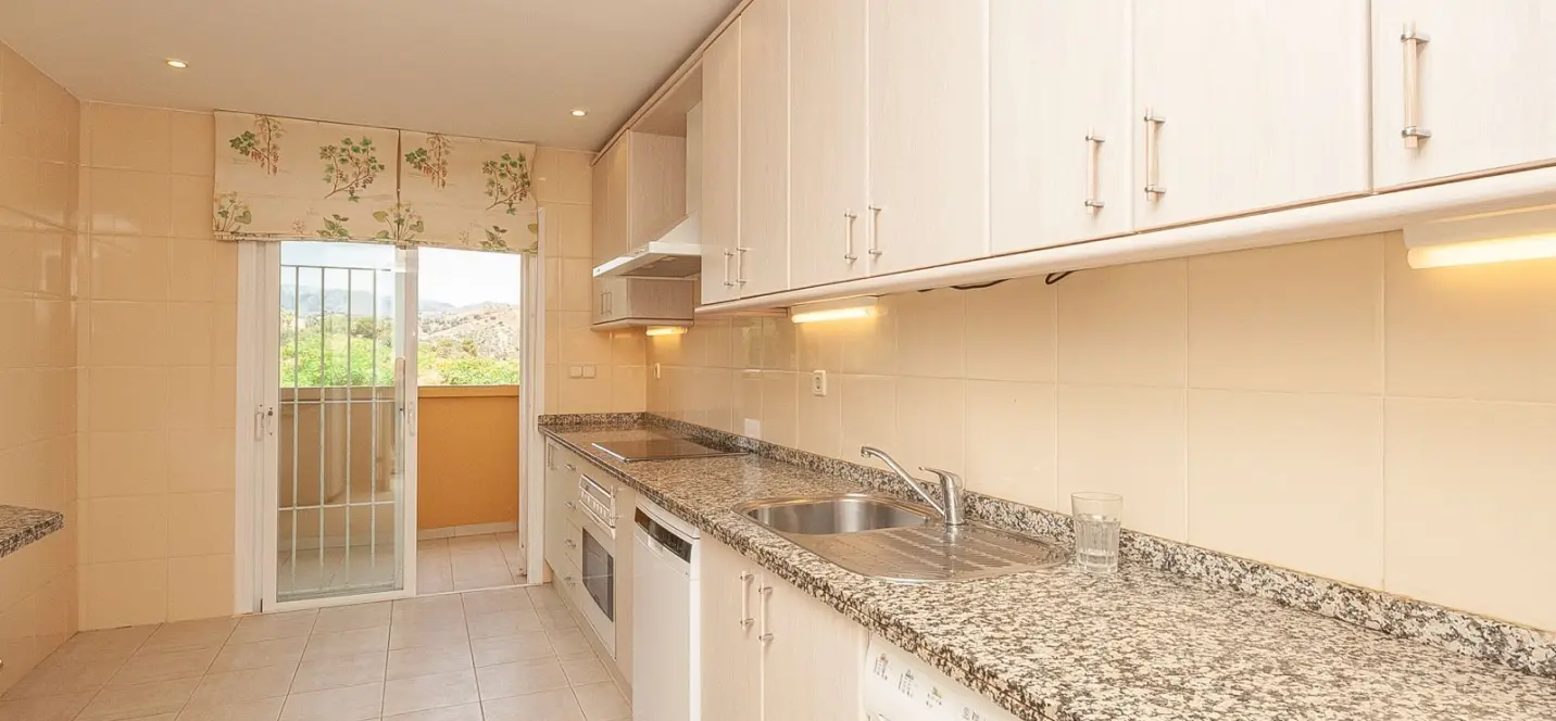 Sale of middle floor apartment in Elviria 3