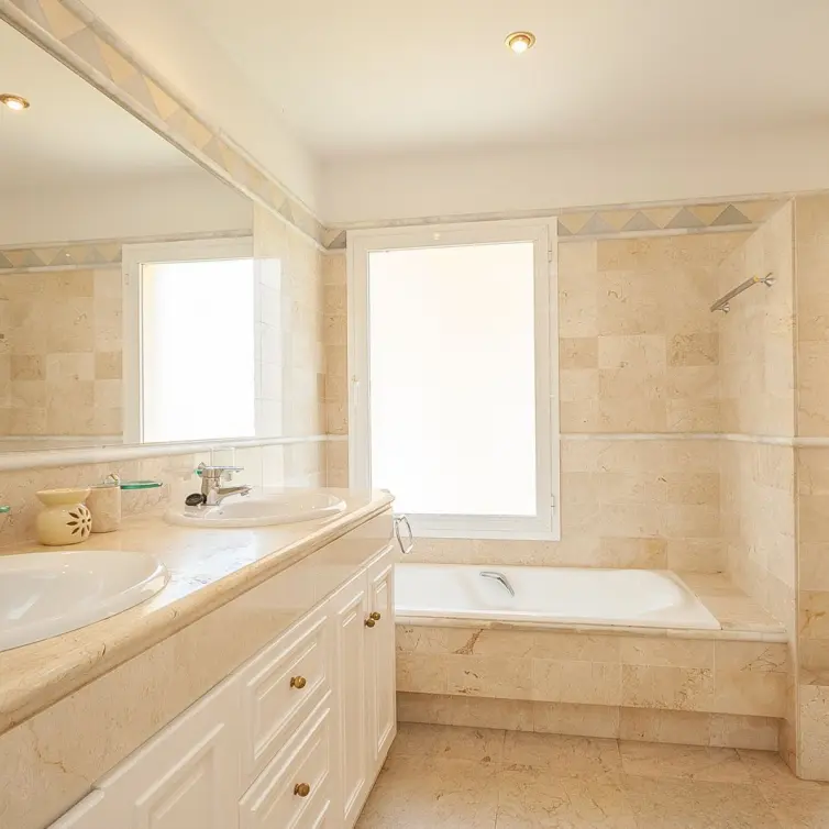 Sale of middle floor apartment in Elviria