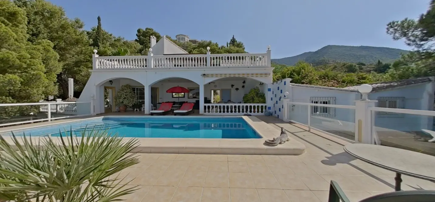 Sale of detached villa in Valtocado 0