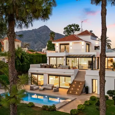 Продажа  отдельно стоящей виллы в Nueva Andalucía