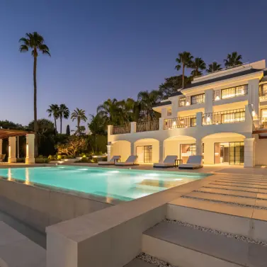Venta de villa independiente en Nueva Andalucía