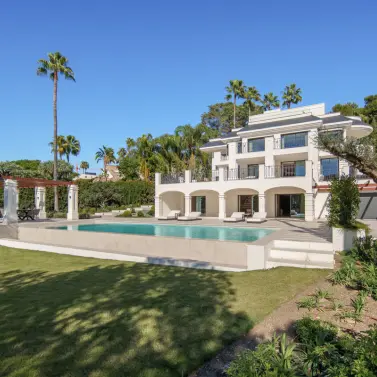 Venta de villa independiente en Nueva Andalucía