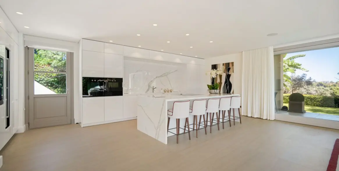 Sale of detached villa in Aloha 11