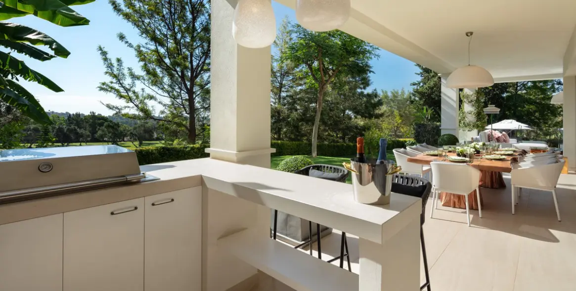 Sale of detached villa in Aloha 16