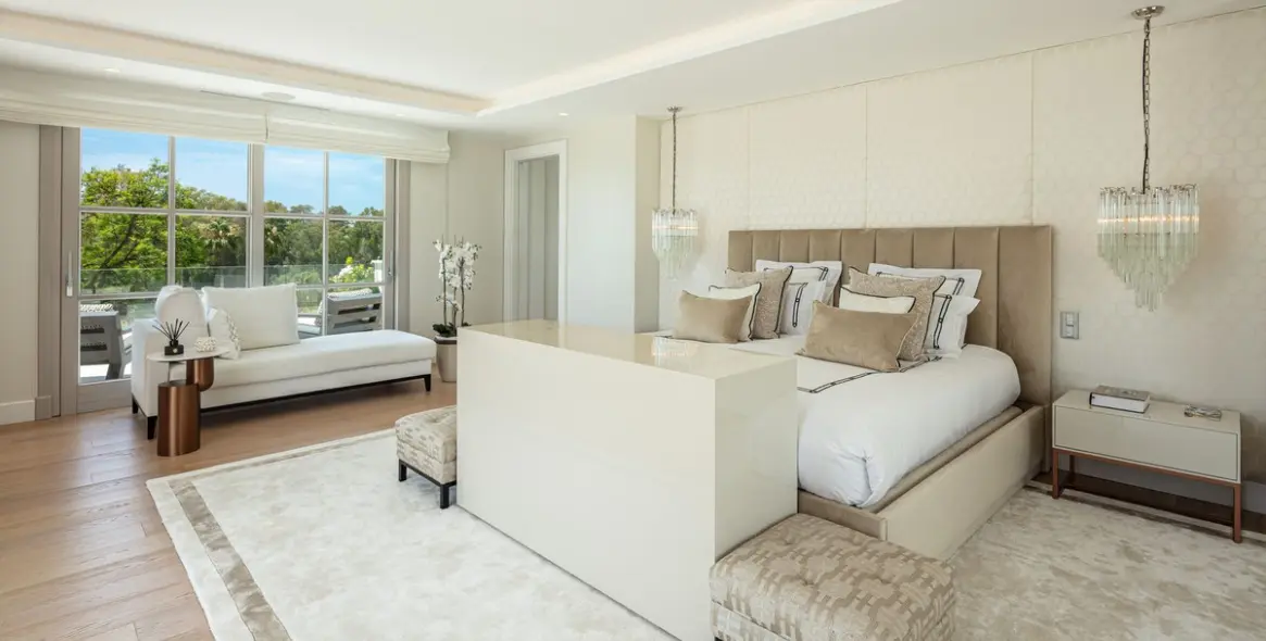 Sale of detached villa in Aloha 24