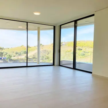 Venta de apartamento en planta media en Higueron