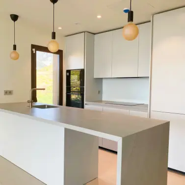 Venta de apartamento en planta media en Higueron