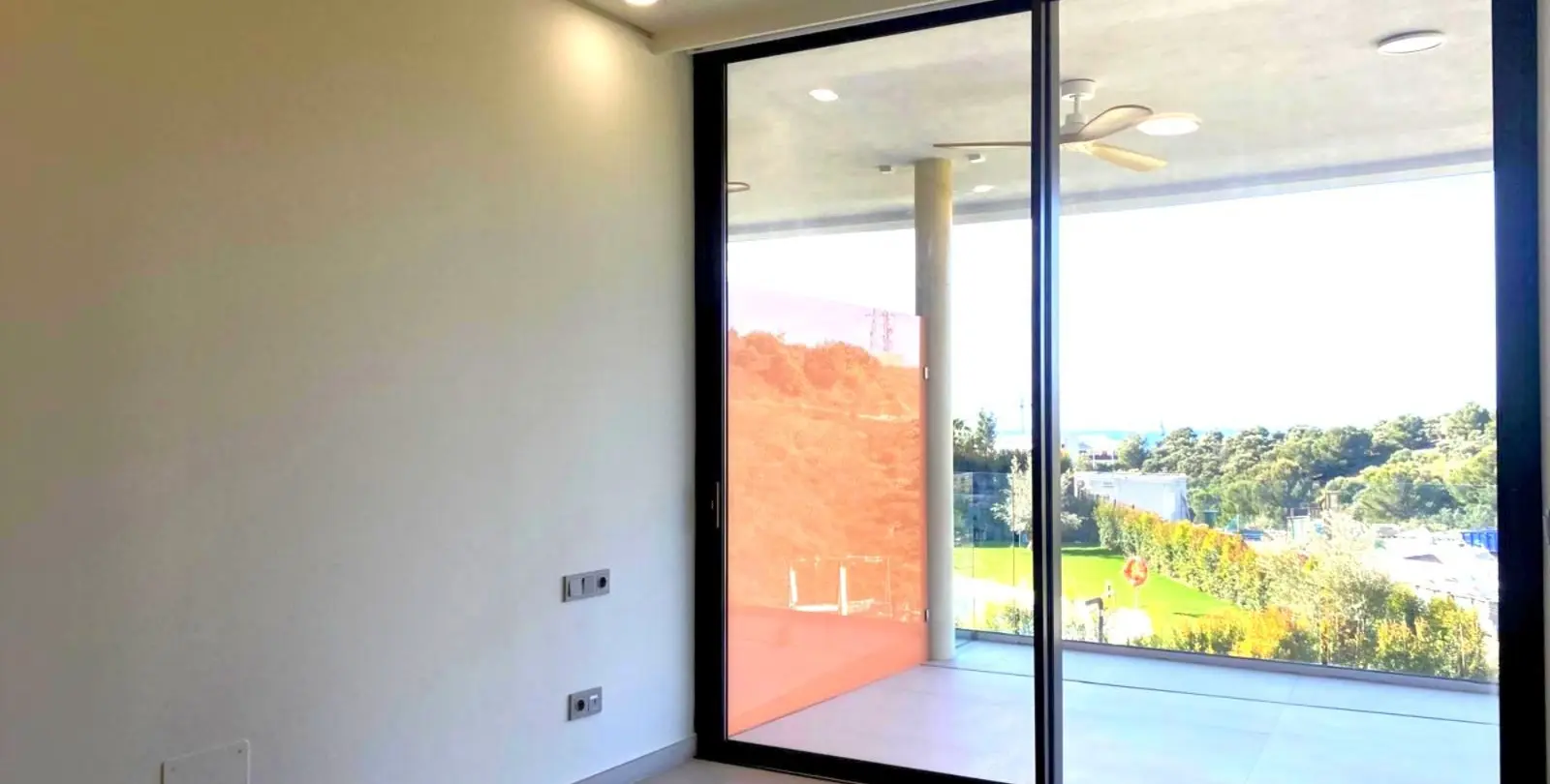Venta de apartamento en planta media en Higueron 11