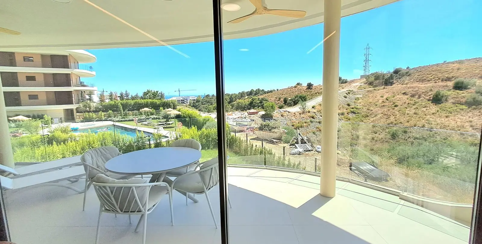 Sale of middle floor apartment in Higueron 23