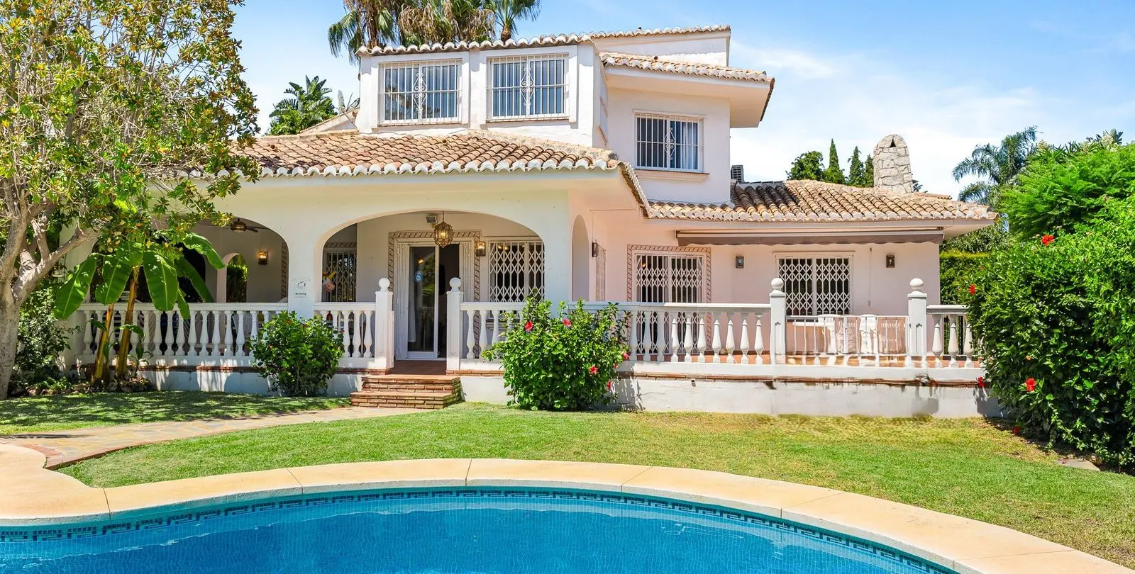Sale of detached villa in Calahonda 1