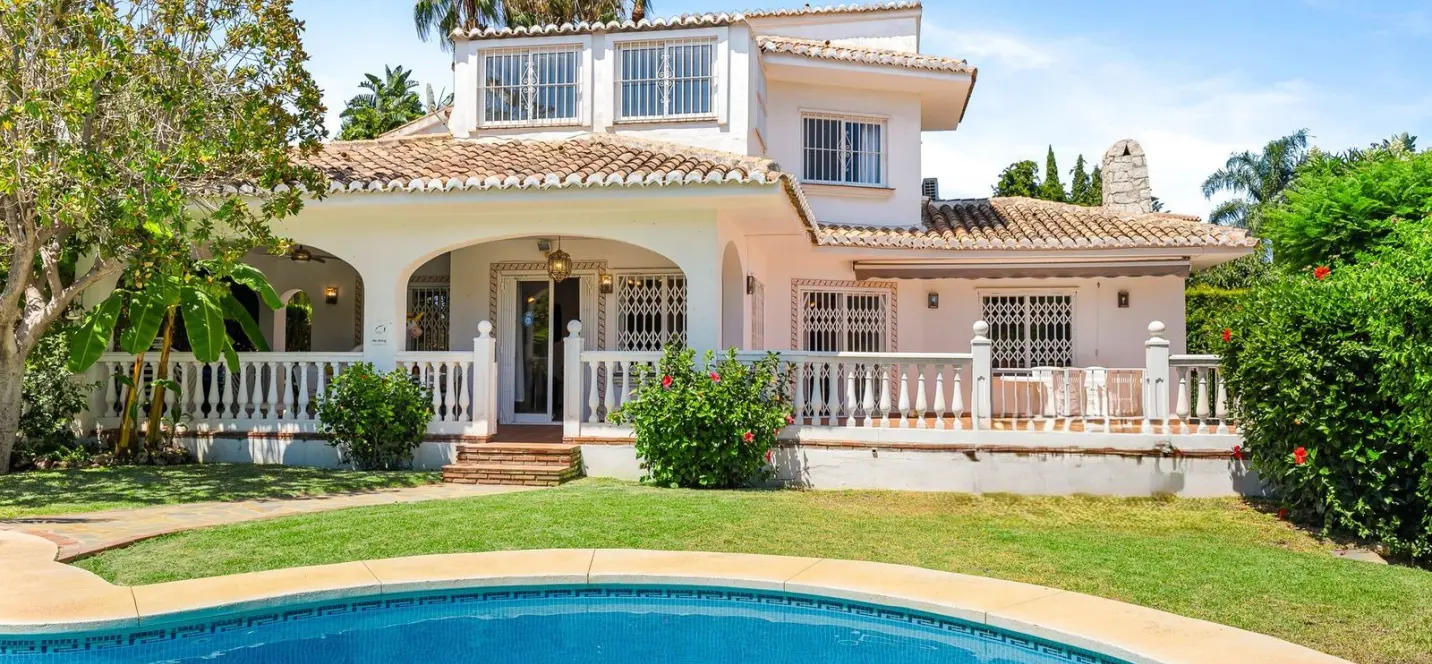 Sale of detached villa in Calahonda 0