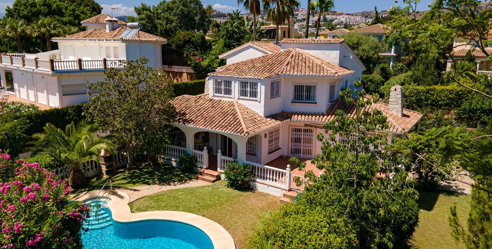 Sale of detached villa in Calahonda 2