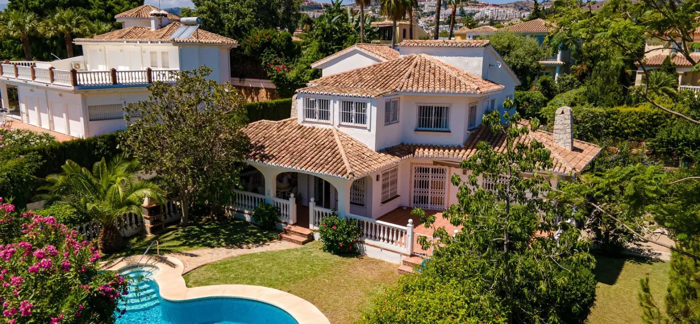 Sale of detached villa in Calahonda 1