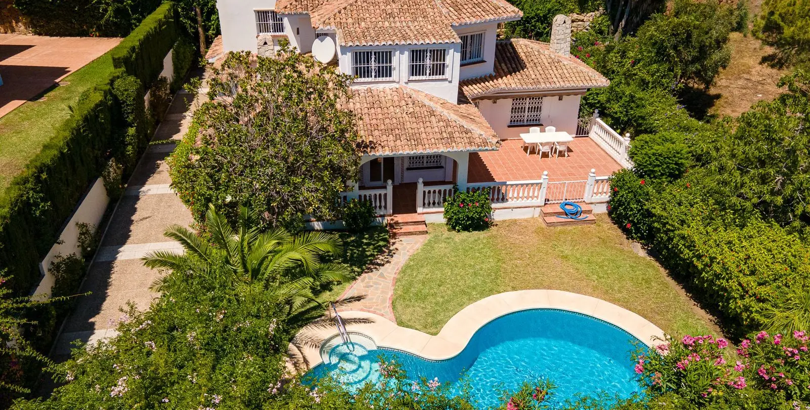 Sale of detached villa in Calahonda 3