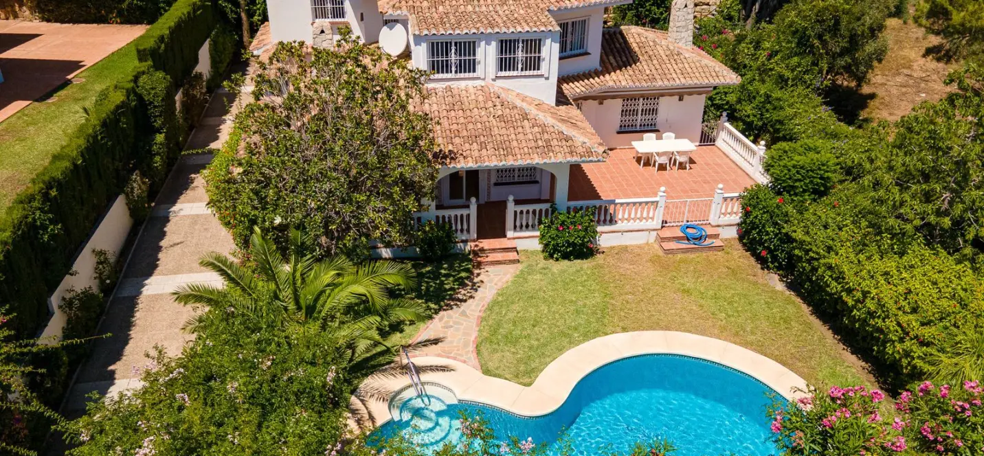 Sale of detached villa in Calahonda 2