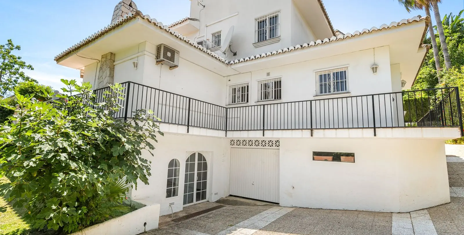 Sale of detached villa in Calahonda 4