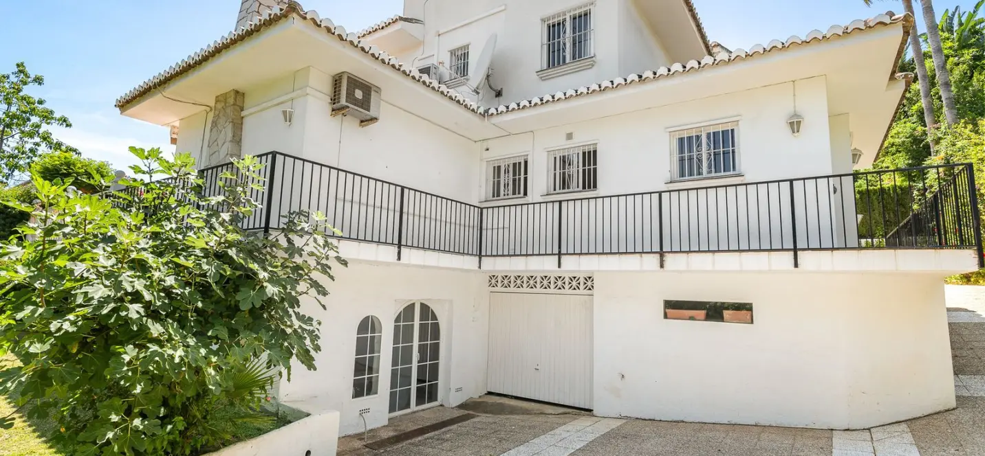 Sale of detached villa in Calahonda 3