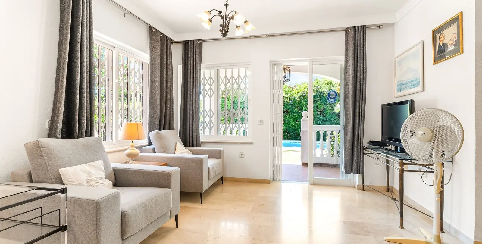 Sale of detached villa in Calahonda 10