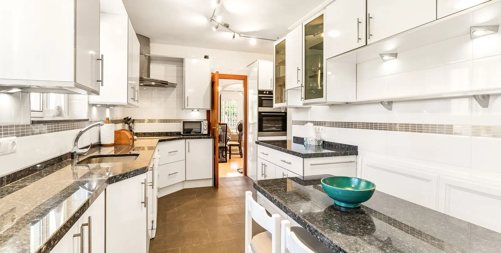 Sale of detached villa in Calahonda 17