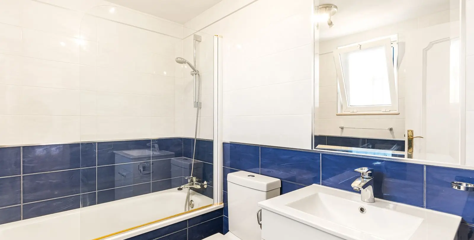 Sale of detached villa in Calahonda 41