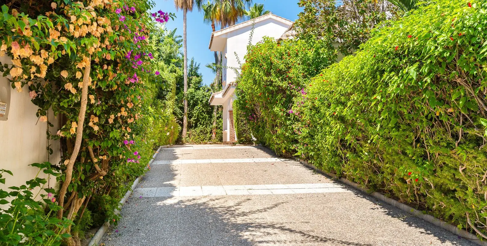 Sale of detached villa in Calahonda 42