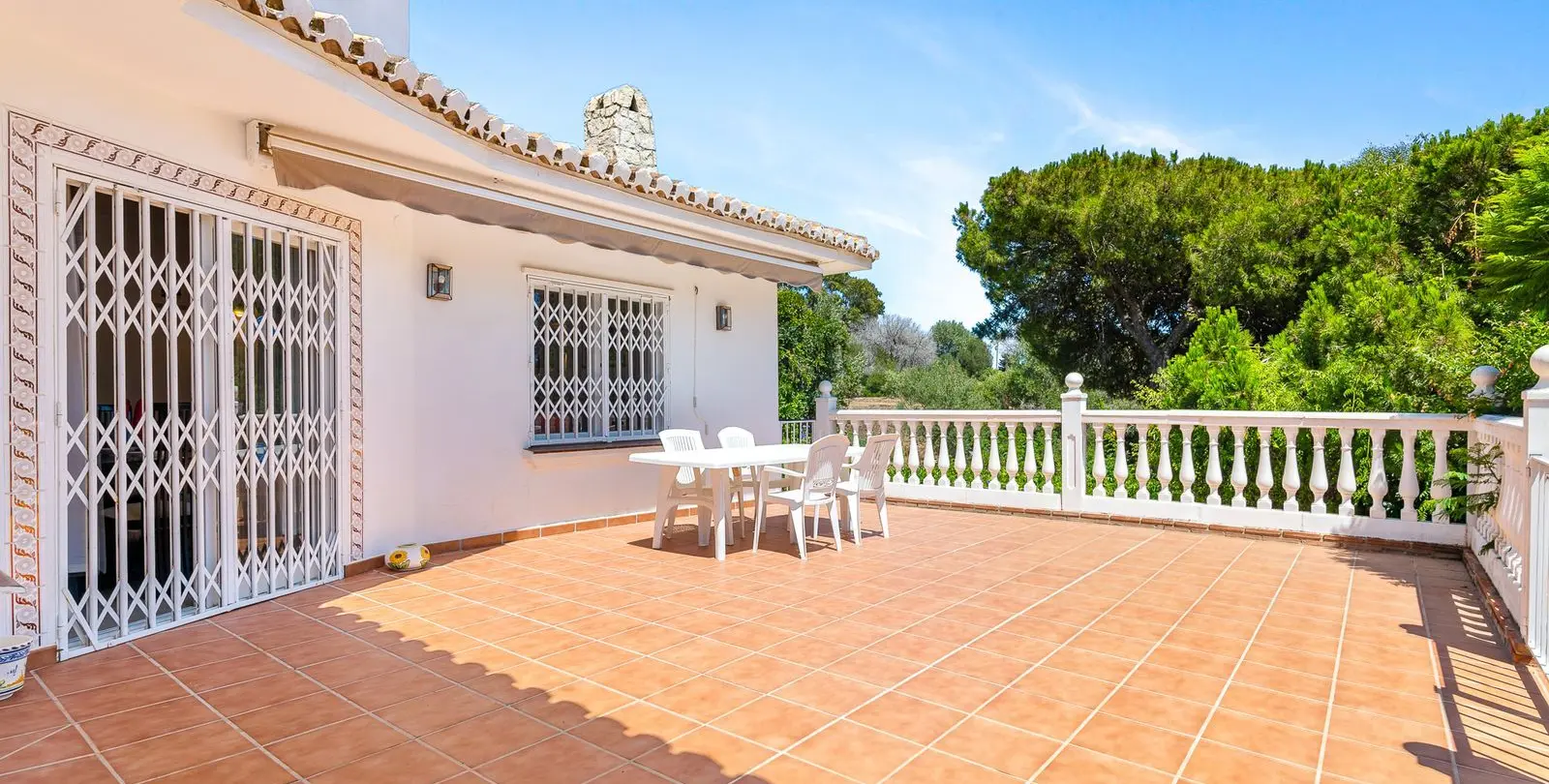 Sale of detached villa in Calahonda 44