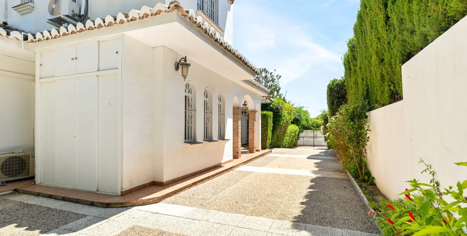 Sale of detached villa in Calahonda 45