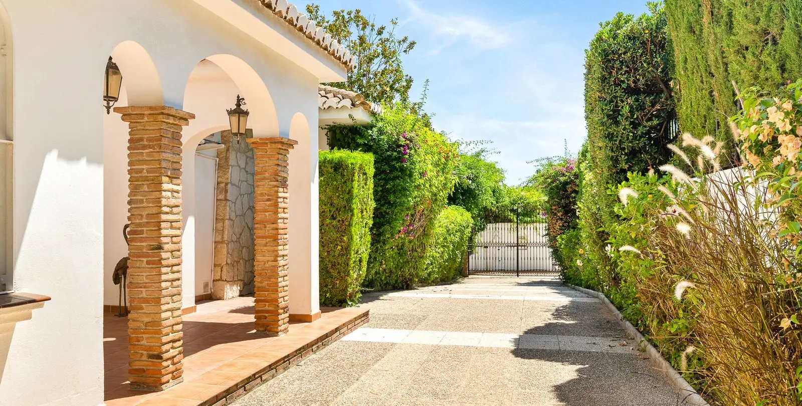 Sale of detached villa in Calahonda 46