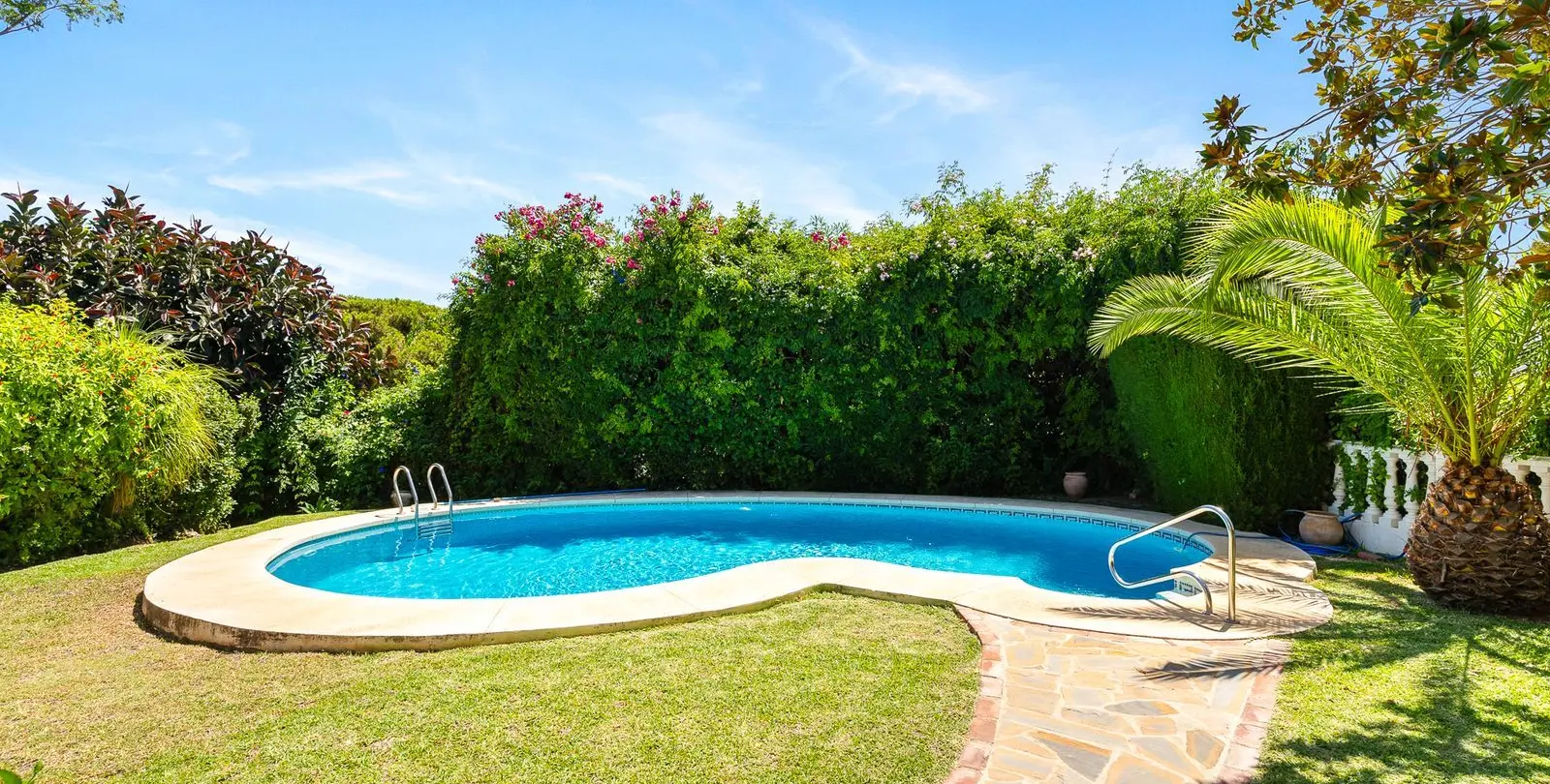 Sale of detached villa in Calahonda 48