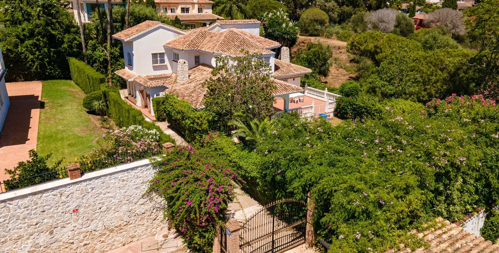 Sale of detached villa in Calahonda 50