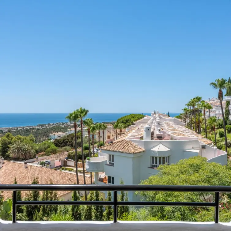 Sale of middle floor apartment in Calahonda