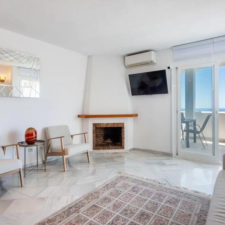 Sale of middle floor apartment in Calahonda